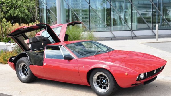 Последен в списъка е един модел, който помага да се определи породата на суперавтомобила само година след раждането на шасито на Miura: с 4,7-литров V8 на Ford, развиващ 309 коня, ускорението от 0 до 100 км става за невероятните 5,9 сек, а максималната скорост е 245 км/ч. Именно агресивните линии, изваяни по време на краткия престой на Джуджаро в Ghia, му придават такава приятна за публиката драма, която скоро ще се превърне в предпоставка за всеки суперавтомобил, държащ на името си. Отличителната черна на Mangusta са двойката масивни, централно окачени врати, които се издигат нагоре, за да осигурят достъп до двигателя по възможно най-екстравагантния начин. С 68% от теглото си върху задните колела управлението изисква уважение, но като автомобилно произведение на изкуството, мангустата е спираща дъха.